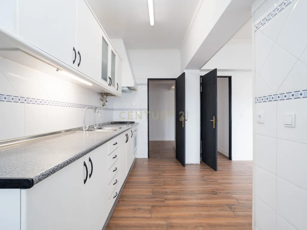 T2 Apartment in Massamá e Monte Abraão, Sintra - image 14