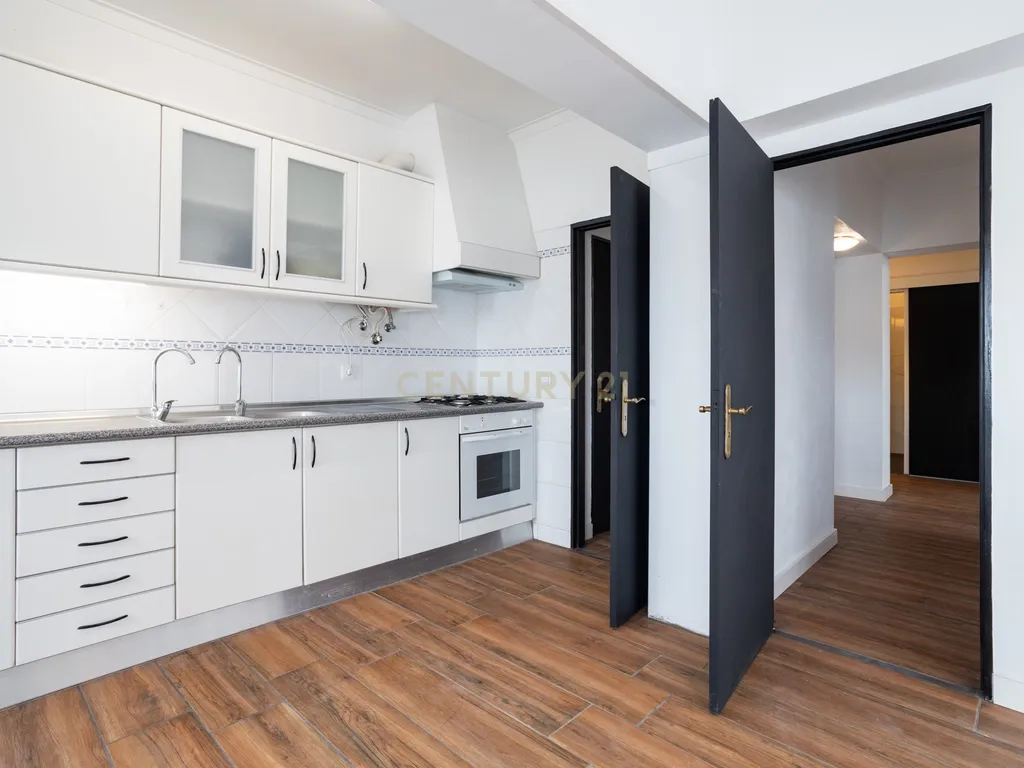 T2 Apartment in Massamá e Monte Abraão, Sintra - image 16