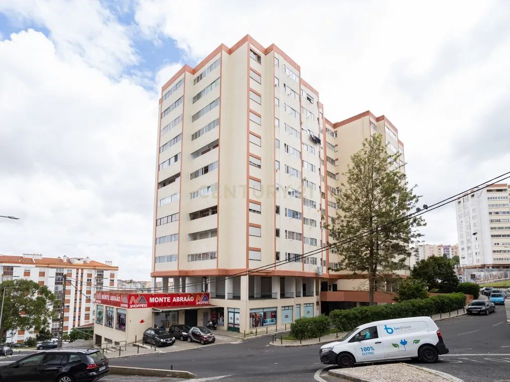 T2 Apartment in Massamá e Monte Abraão, Sintra - image 19