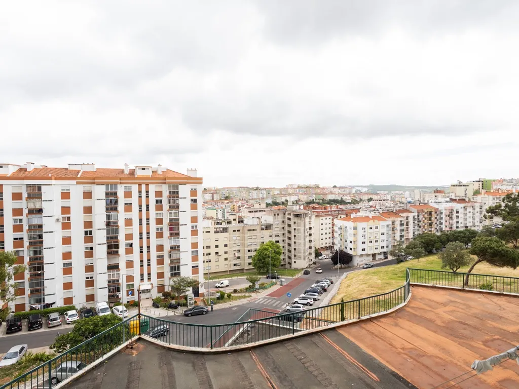 T2 Apartment in Massamá e Monte Abraão, Sintra - image 21