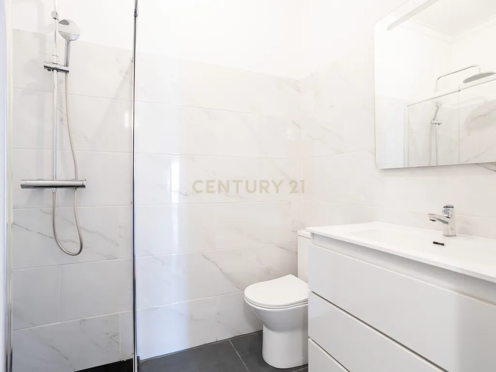 T2 Apartment in Massamá e Monte Abraão, Sintra - image 22