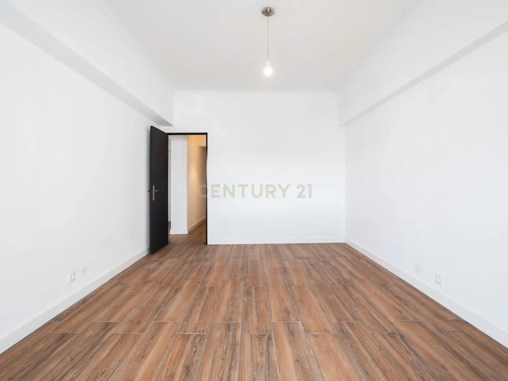 T2 Apartment in Massamá e Monte Abraão, Sintra - image 25