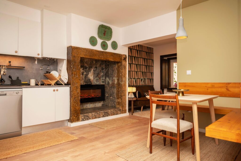T2 Apartment with Terrace in Misericordia, Lisbon - image 01