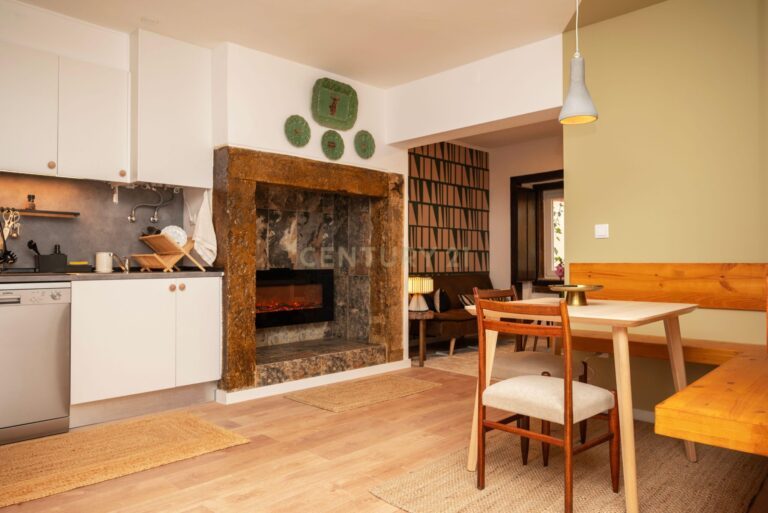 T2 Apartment with Terrace in Misericordia, Lisbon - image 01