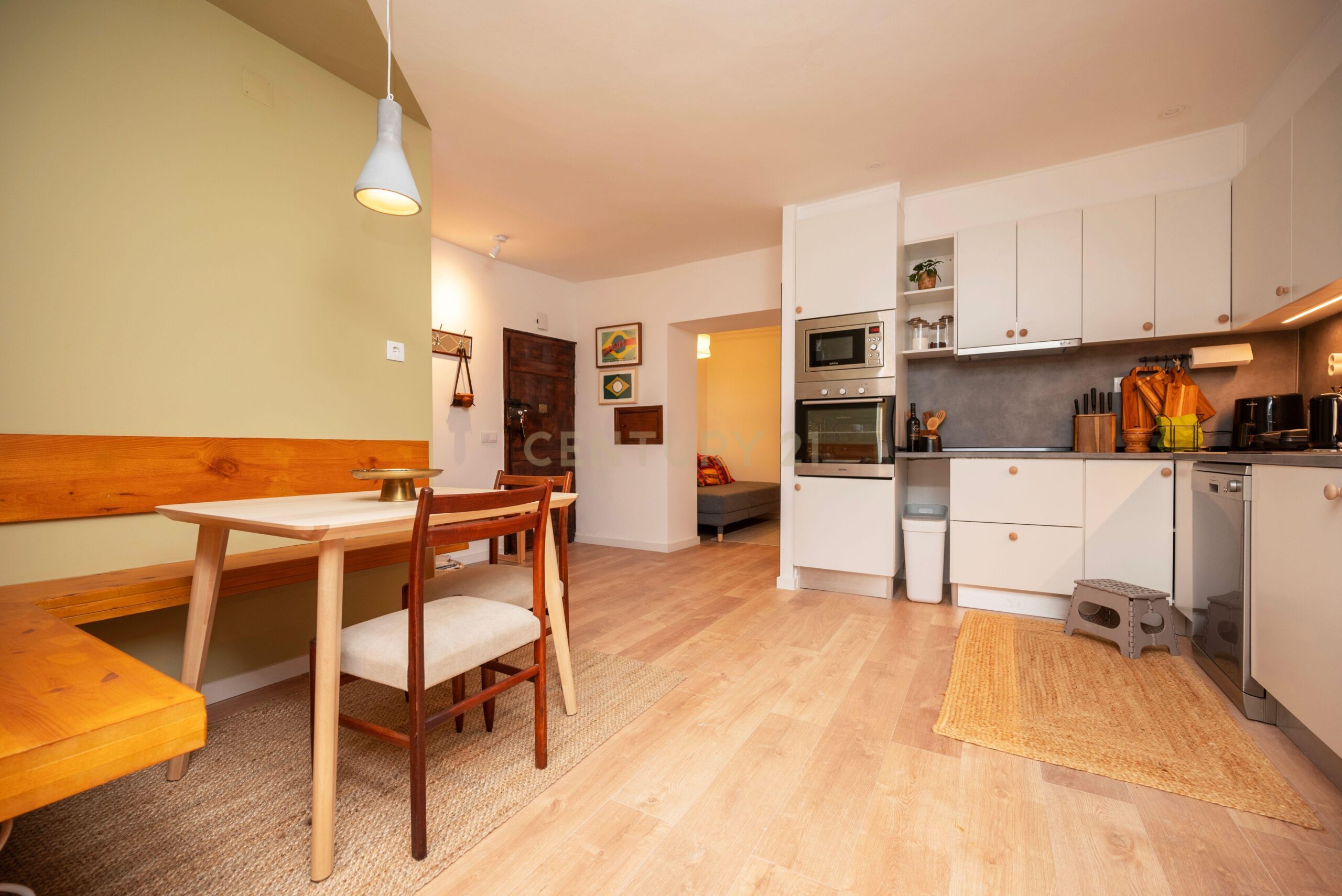 T2 Apartment with Terrace in Misericordia, Lisbon - image 03