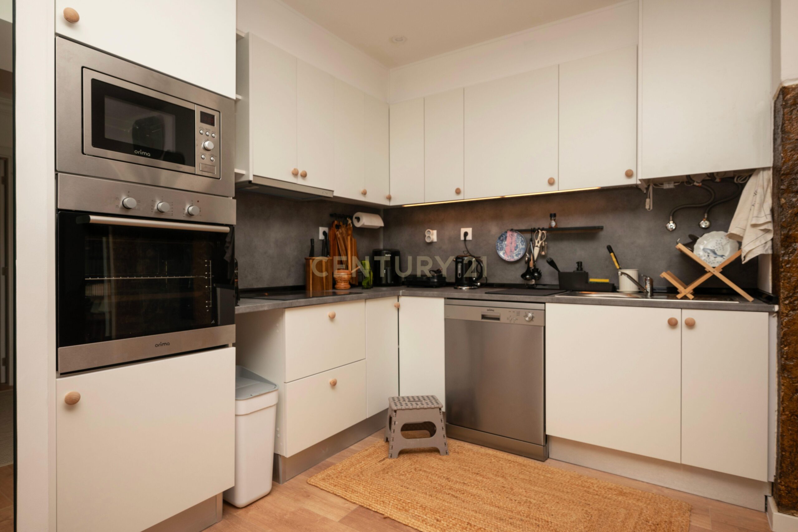 T2 Apartment with Terrace in Misericordia, Lisbon - image 04