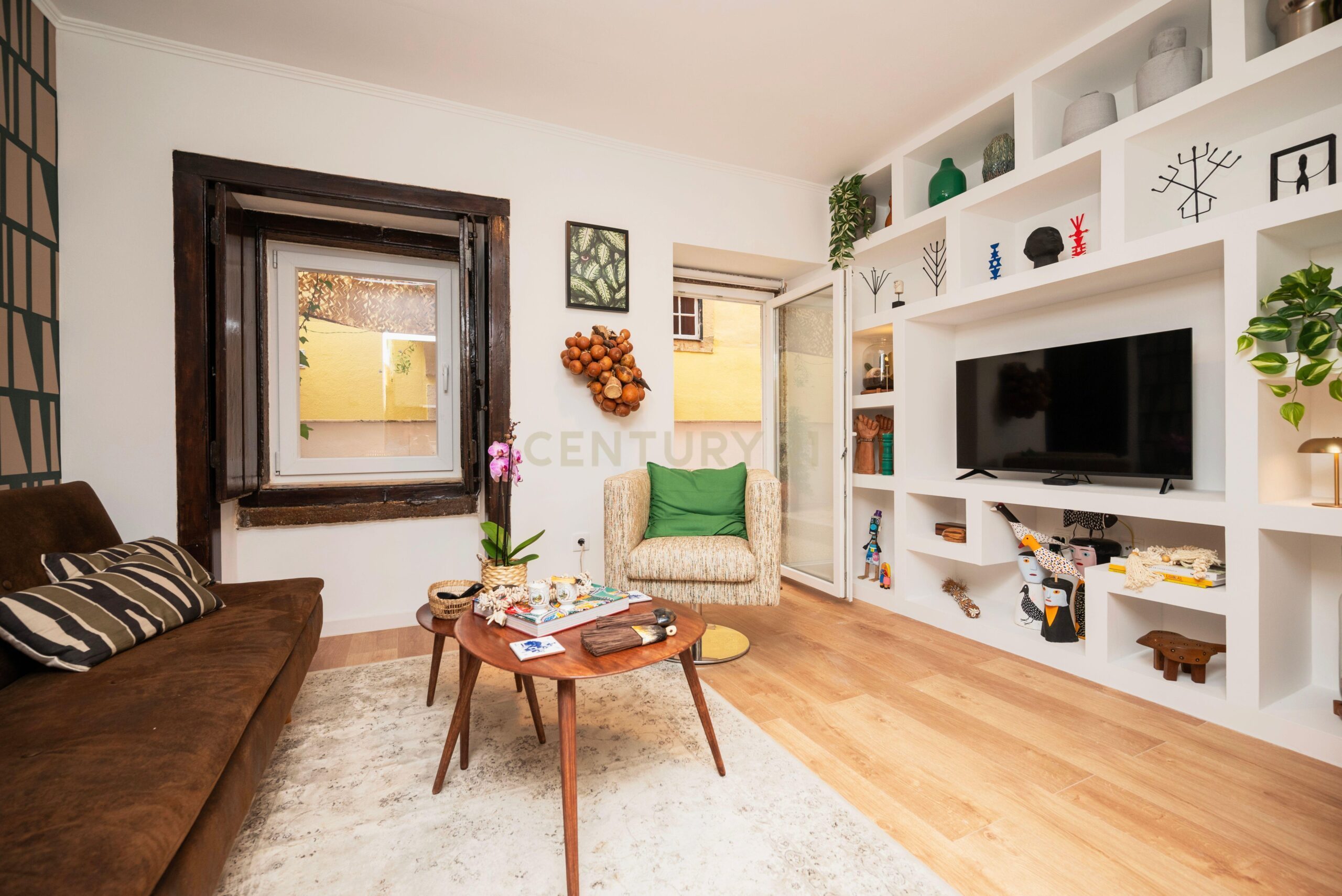 T2 Apartment with Terrace in Misericordia, Lisbon - image 07