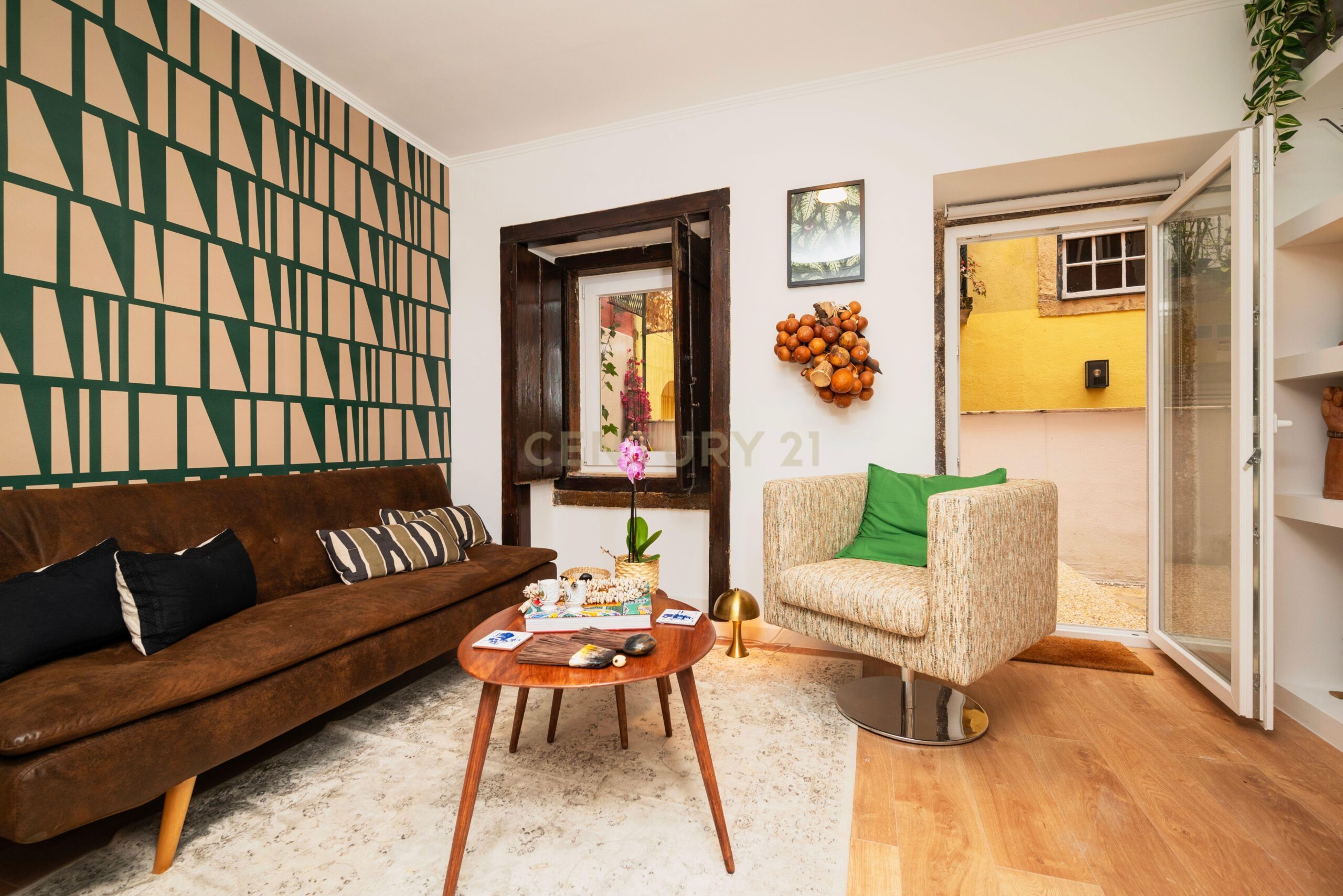 T2 Apartment with Terrace in Misericordia, Lisbon - image 08