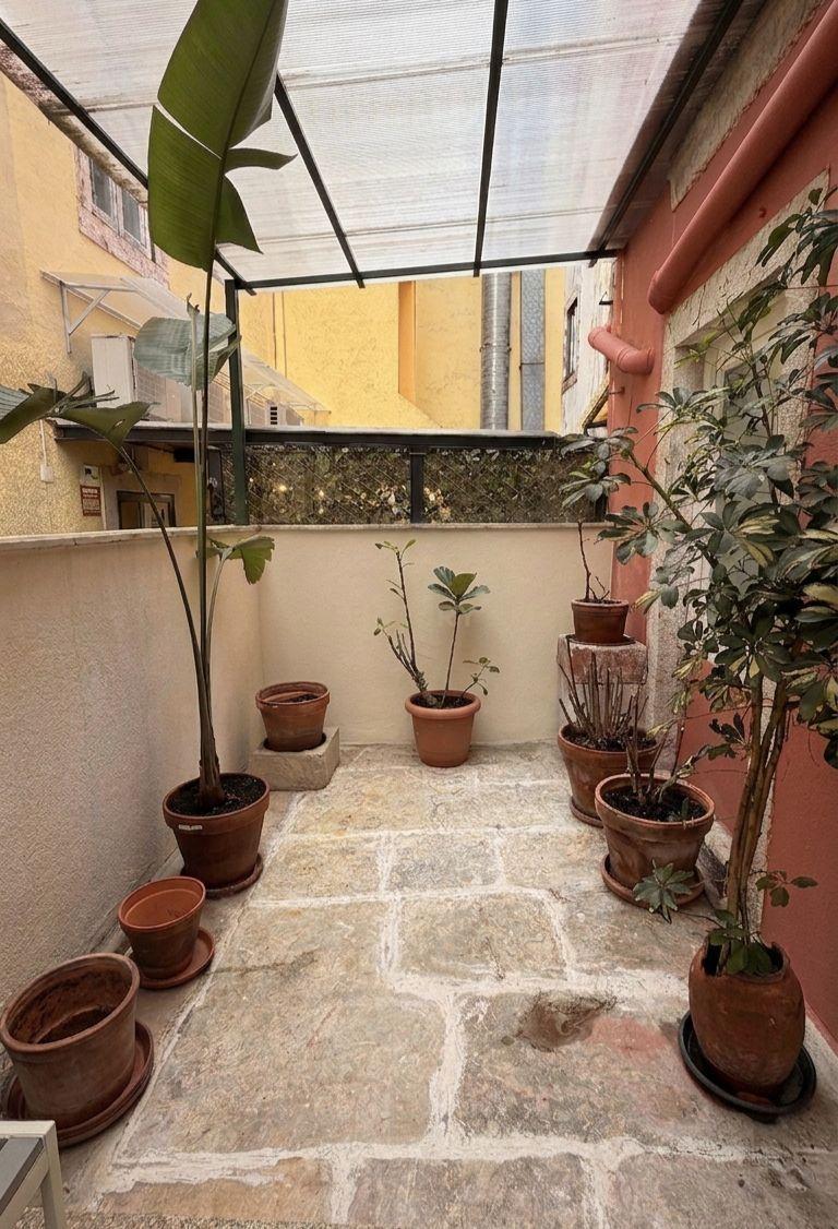 T2 Apartment with Terrace in Misericordia, Lisbon - image 10