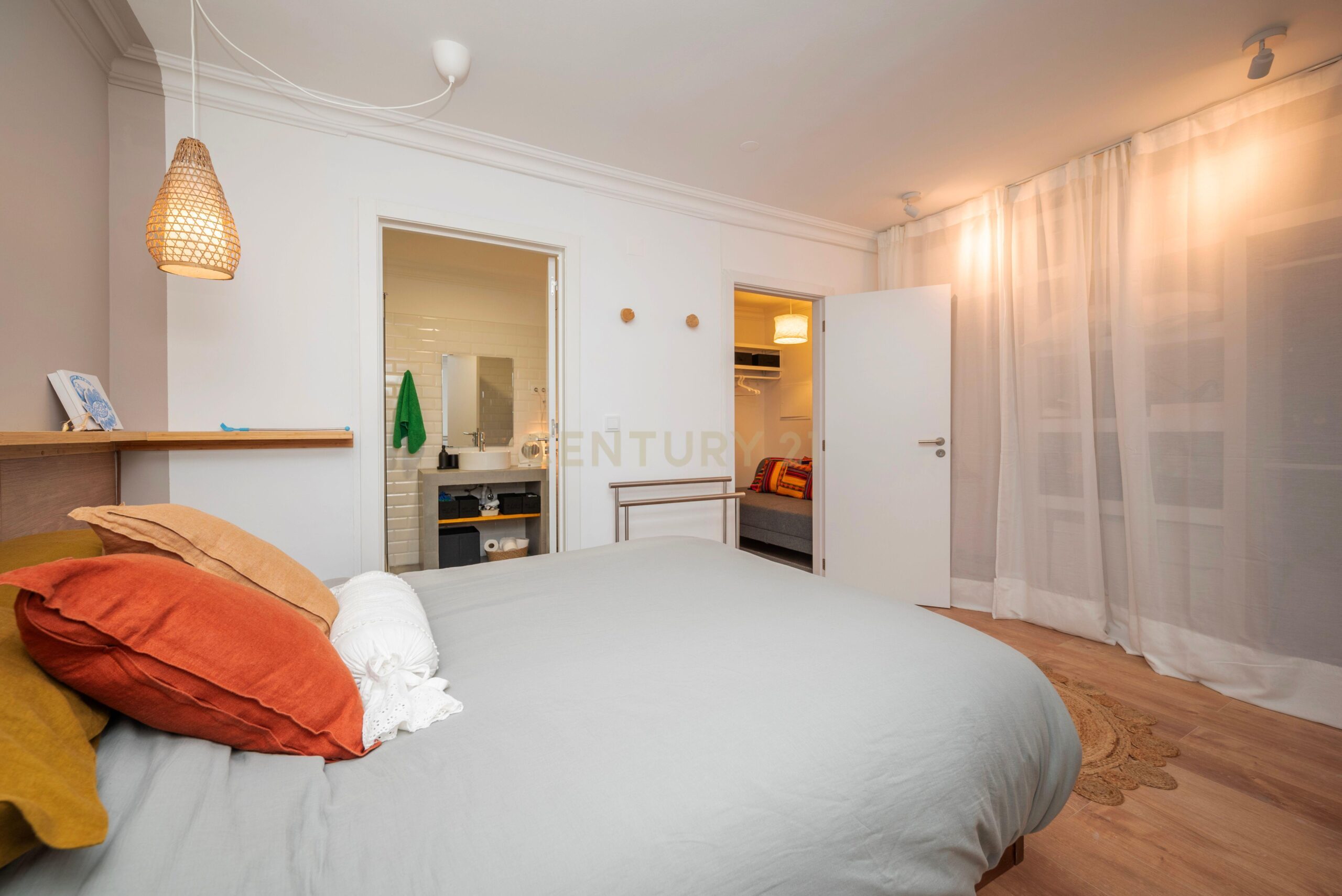 T2 Apartment with Terrace in Misericordia, Lisbon - image 16