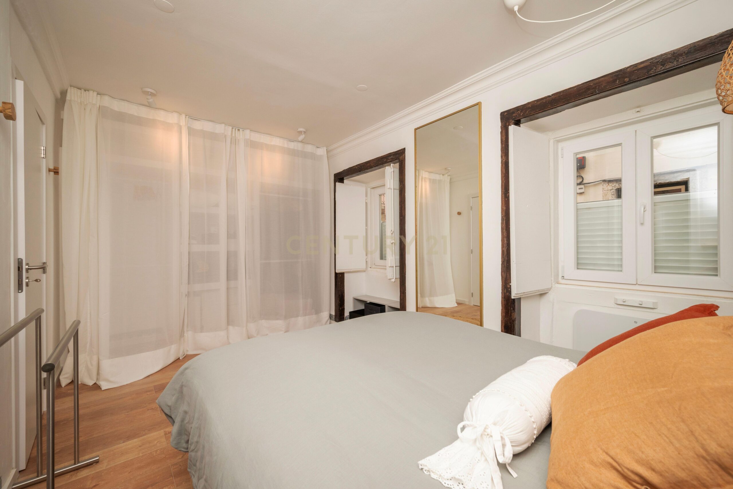 T2 Apartment with Terrace in Misericordia, Lisbon - image 17