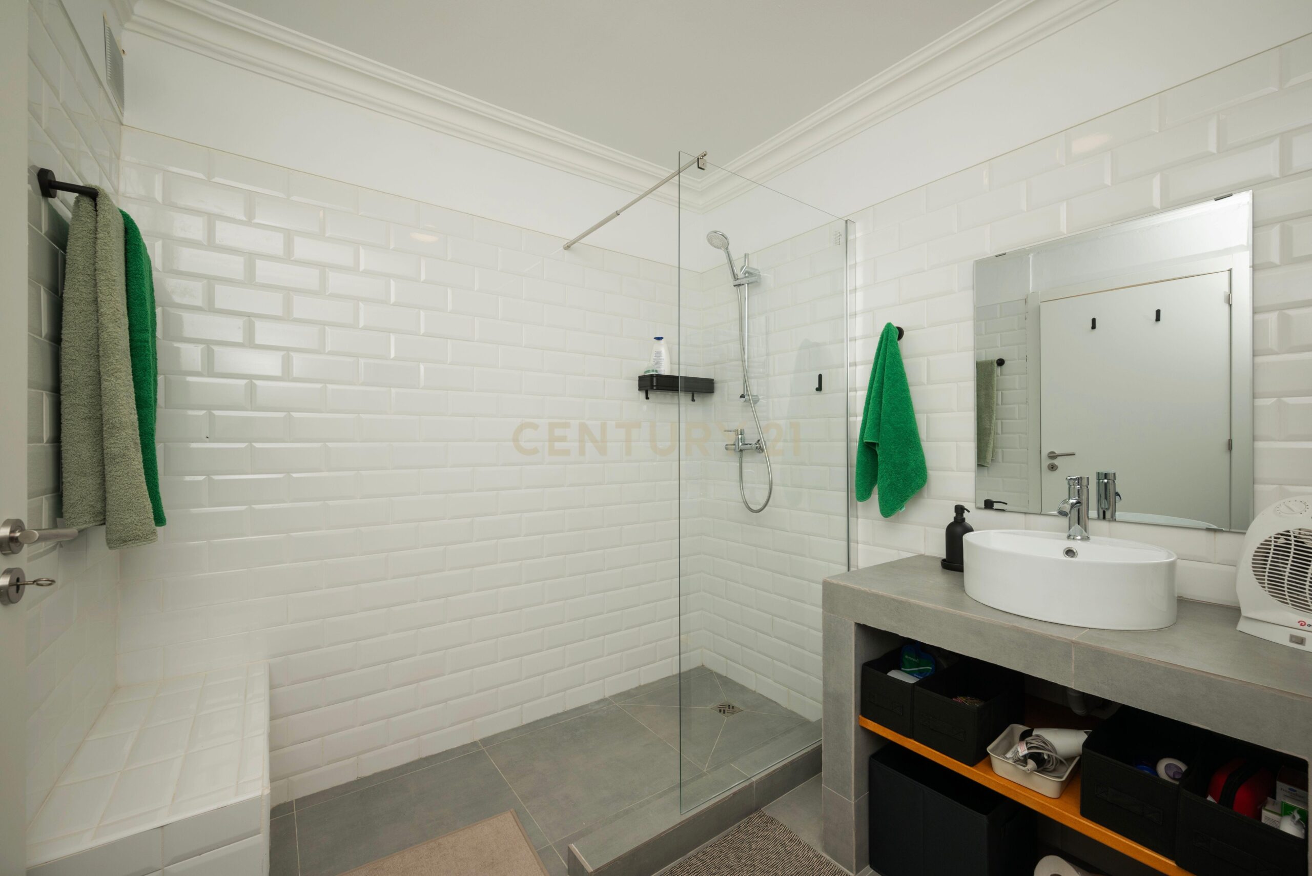 T2 Apartment with Terrace in Misericordia, Lisbon - image 18