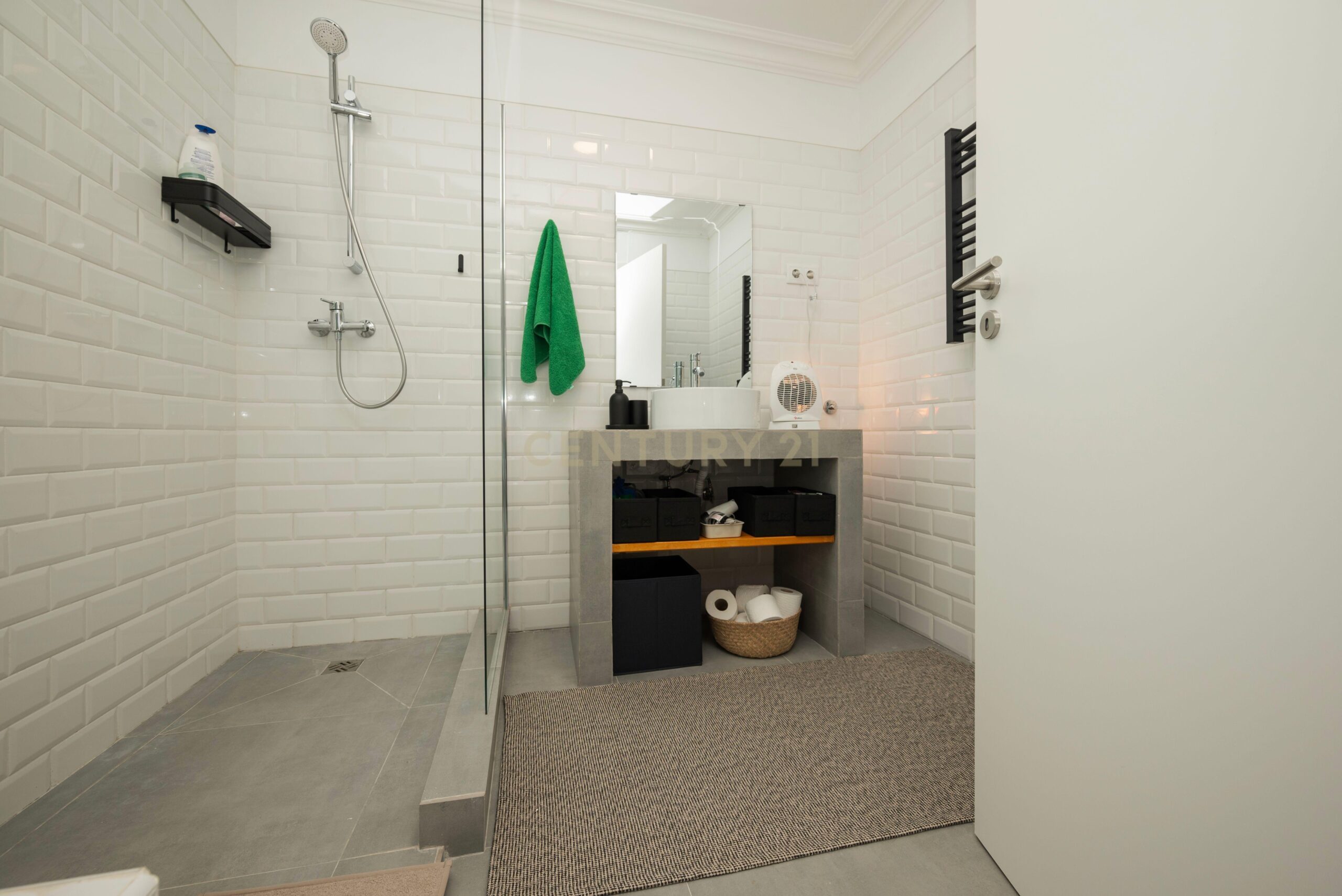 T2 Apartment with Terrace in Misericordia, Lisbon - image 19