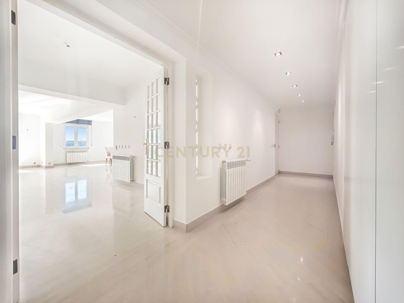 T2 Apartment in Costa do Castelo with Garage and Lift - image 02