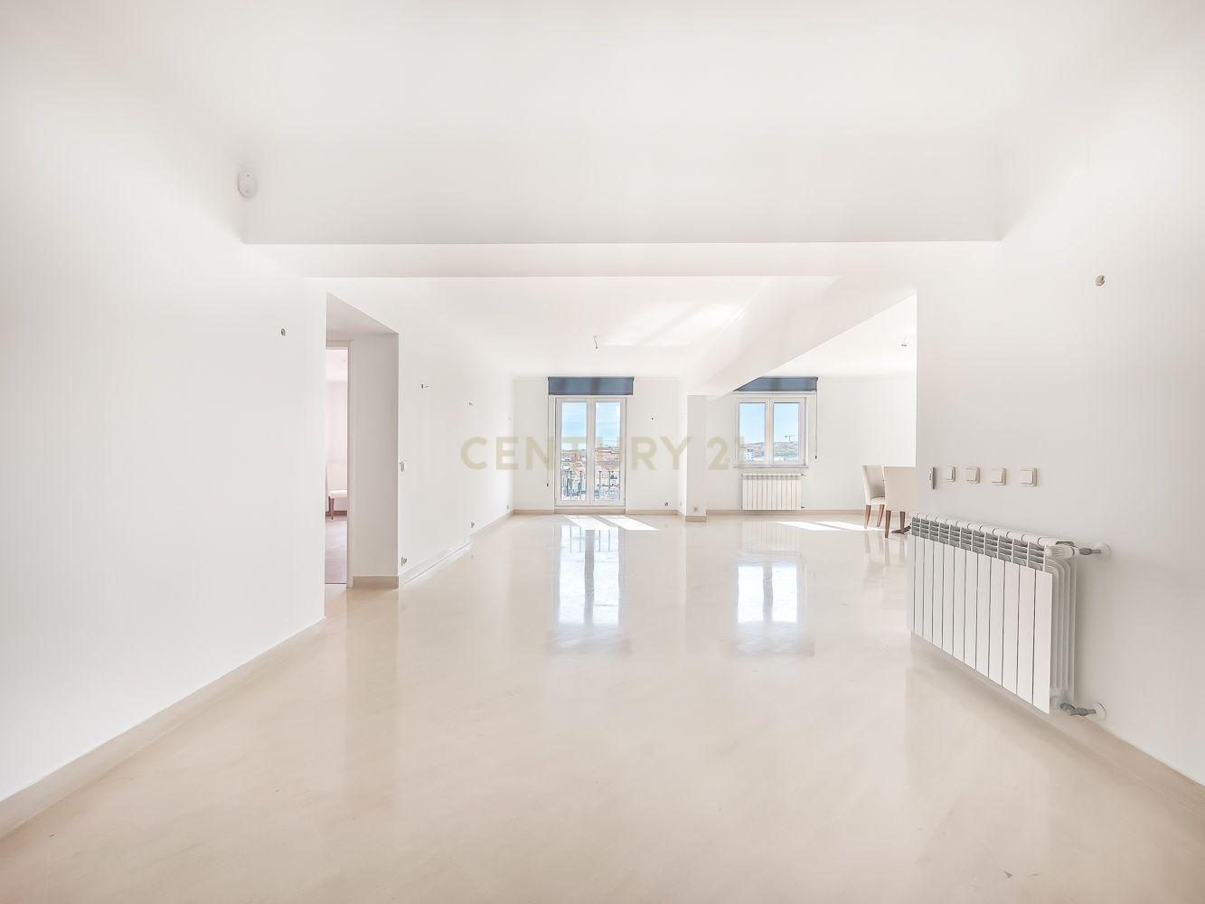 T2 Apartment in Costa do Castelo with Garage and Lift - image 03