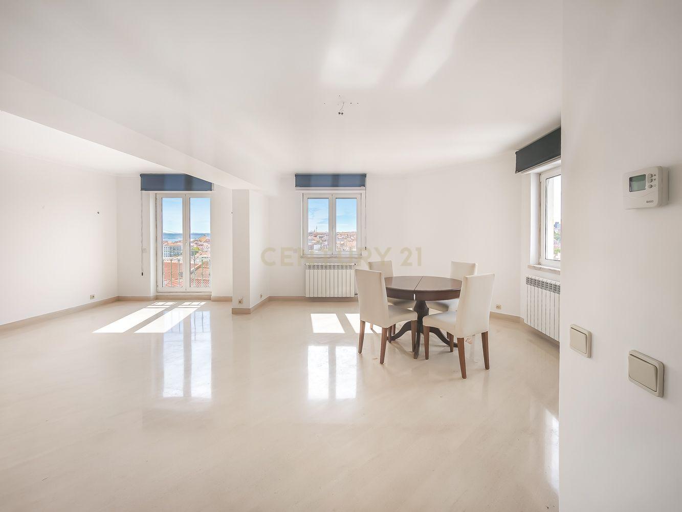 T2 Apartment in Costa do Castelo with Garage and Lift - image 04