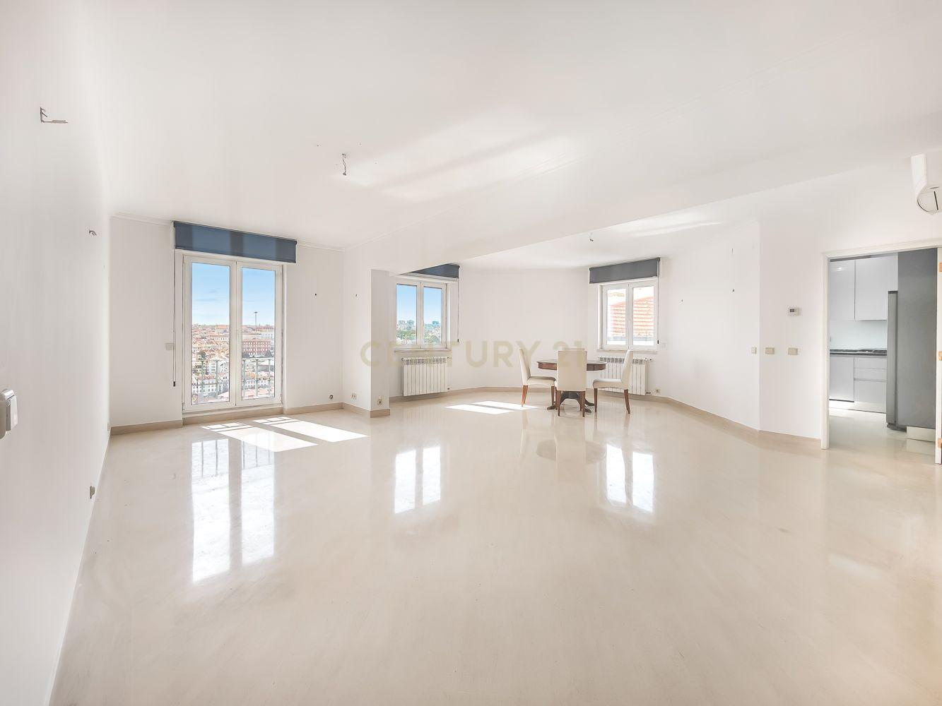 T2 Apartment in Costa do Castelo with Garage and Lift - image 05