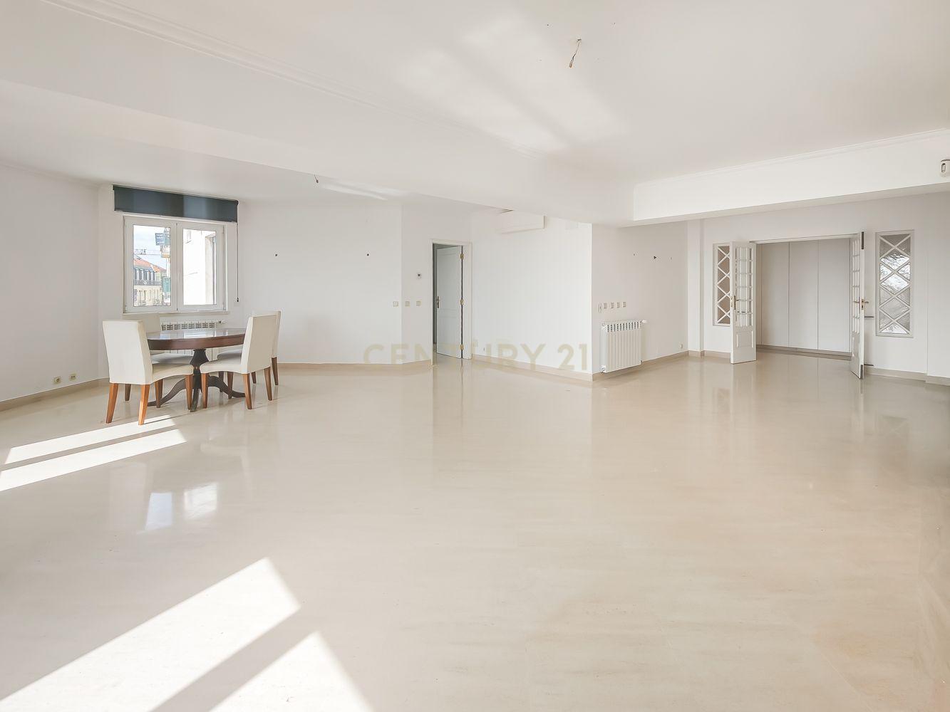 T2 Apartment in Costa do Castelo with Garage and Lift - image 06