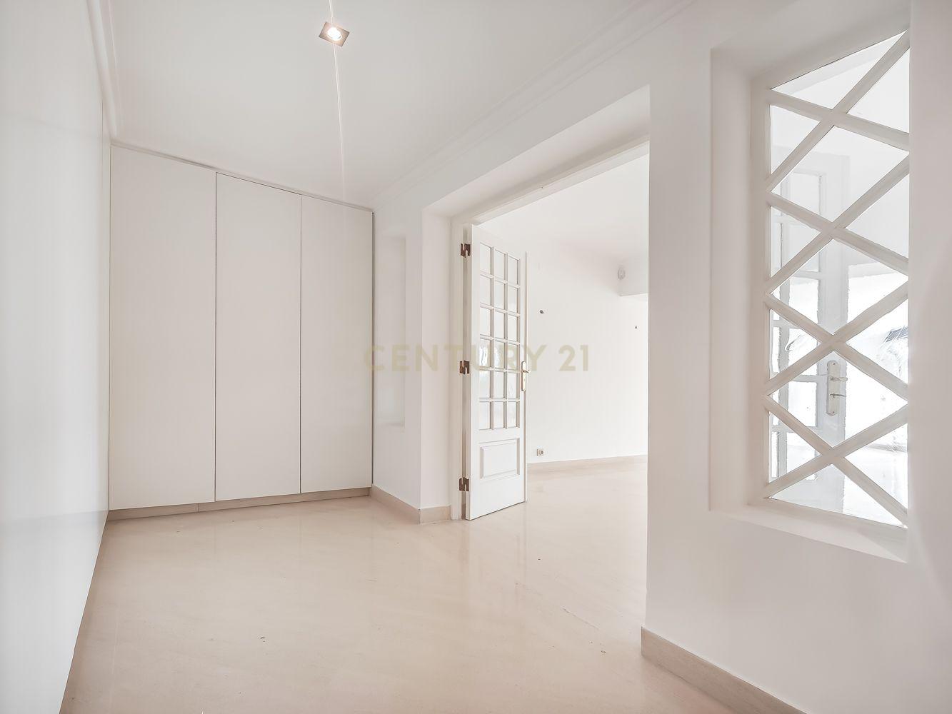T2 Apartment in Costa do Castelo with Garage and Lift - image 07