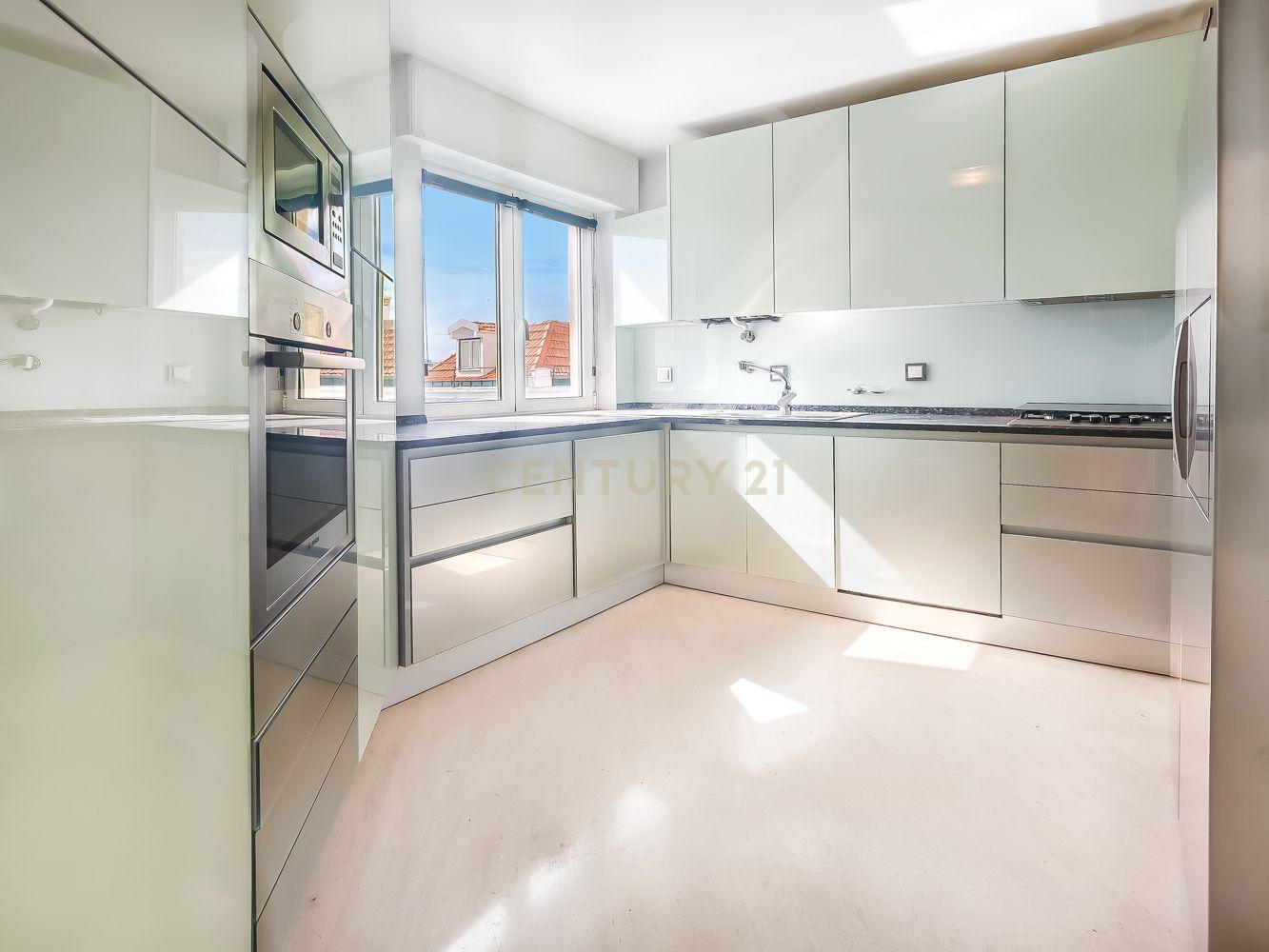 T2 Apartment in Costa do Castelo with Garage and Lift - image 09