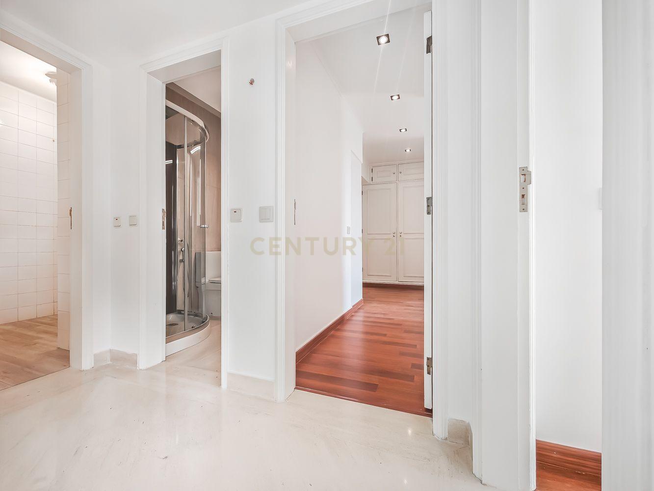 T2 Apartment in Costa do Castelo with Garage and Lift - image 10