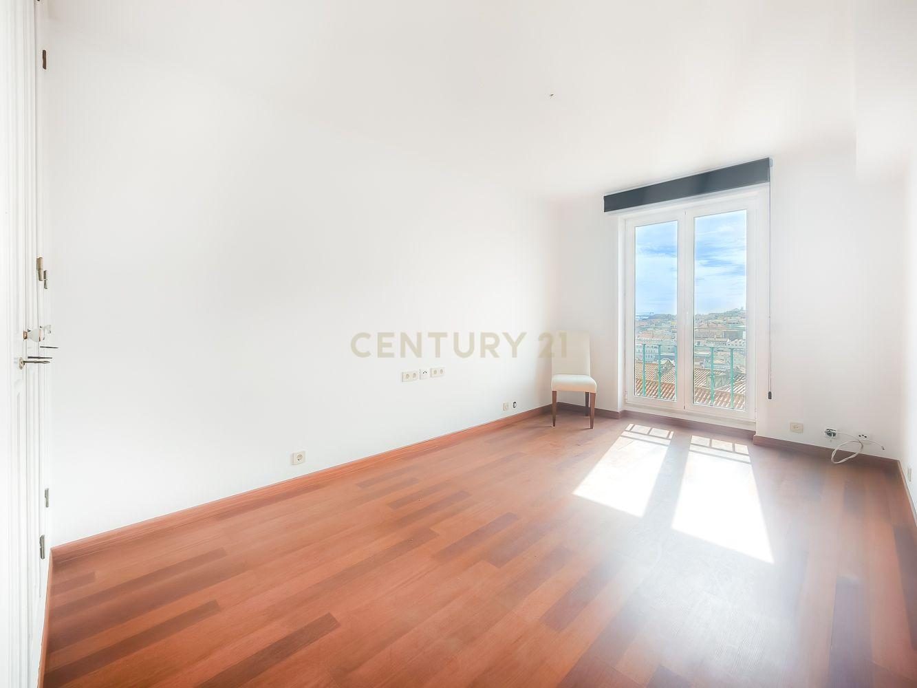T2 Apartment in Costa do Castelo with Garage and Lift - image 11