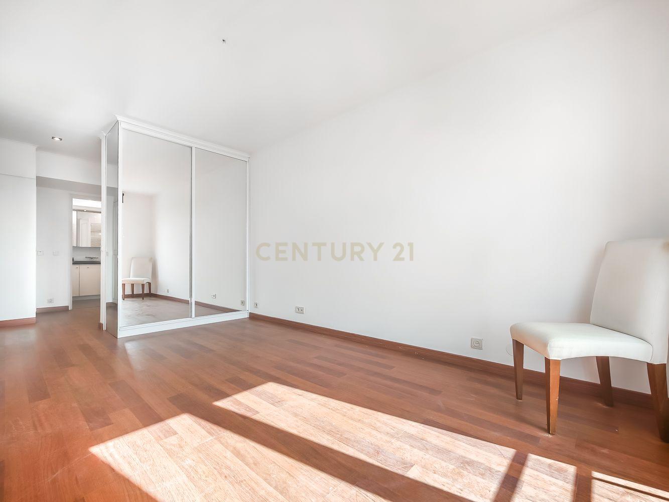 T2 Apartment in Costa do Castelo with Garage and Lift - image 12