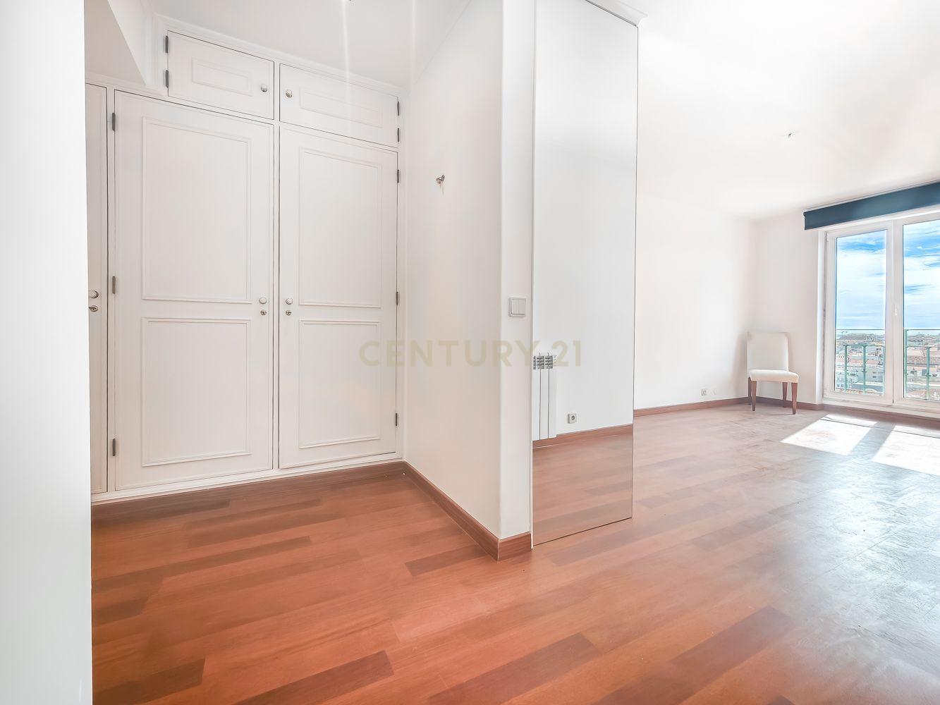 T2 Apartment in Costa do Castelo with Garage and Lift - image 13