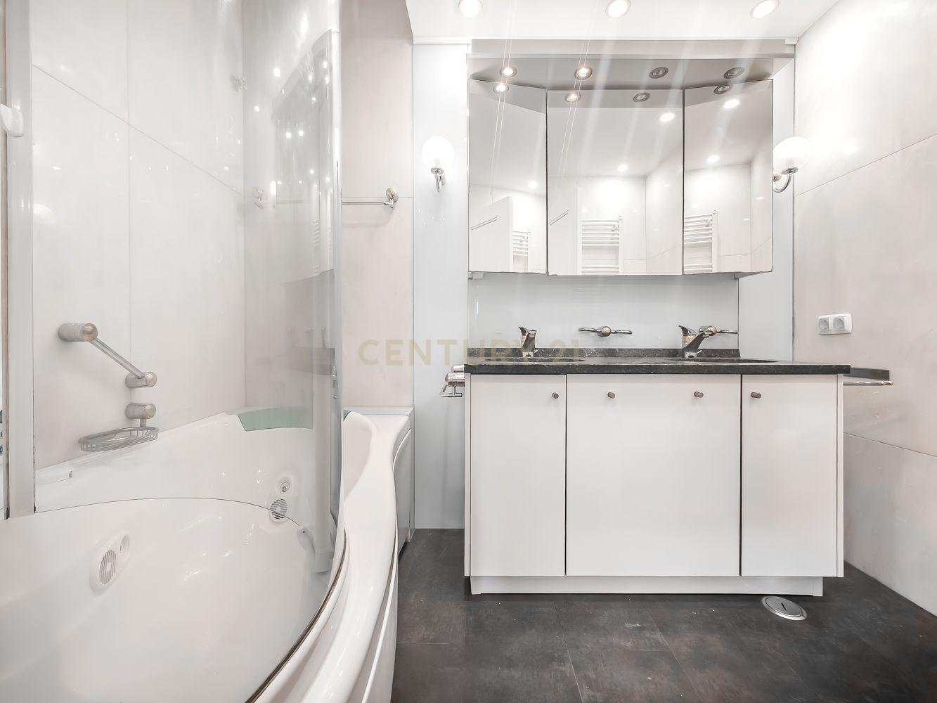 T2 Apartment in Costa do Castelo with Garage and Lift - image 14