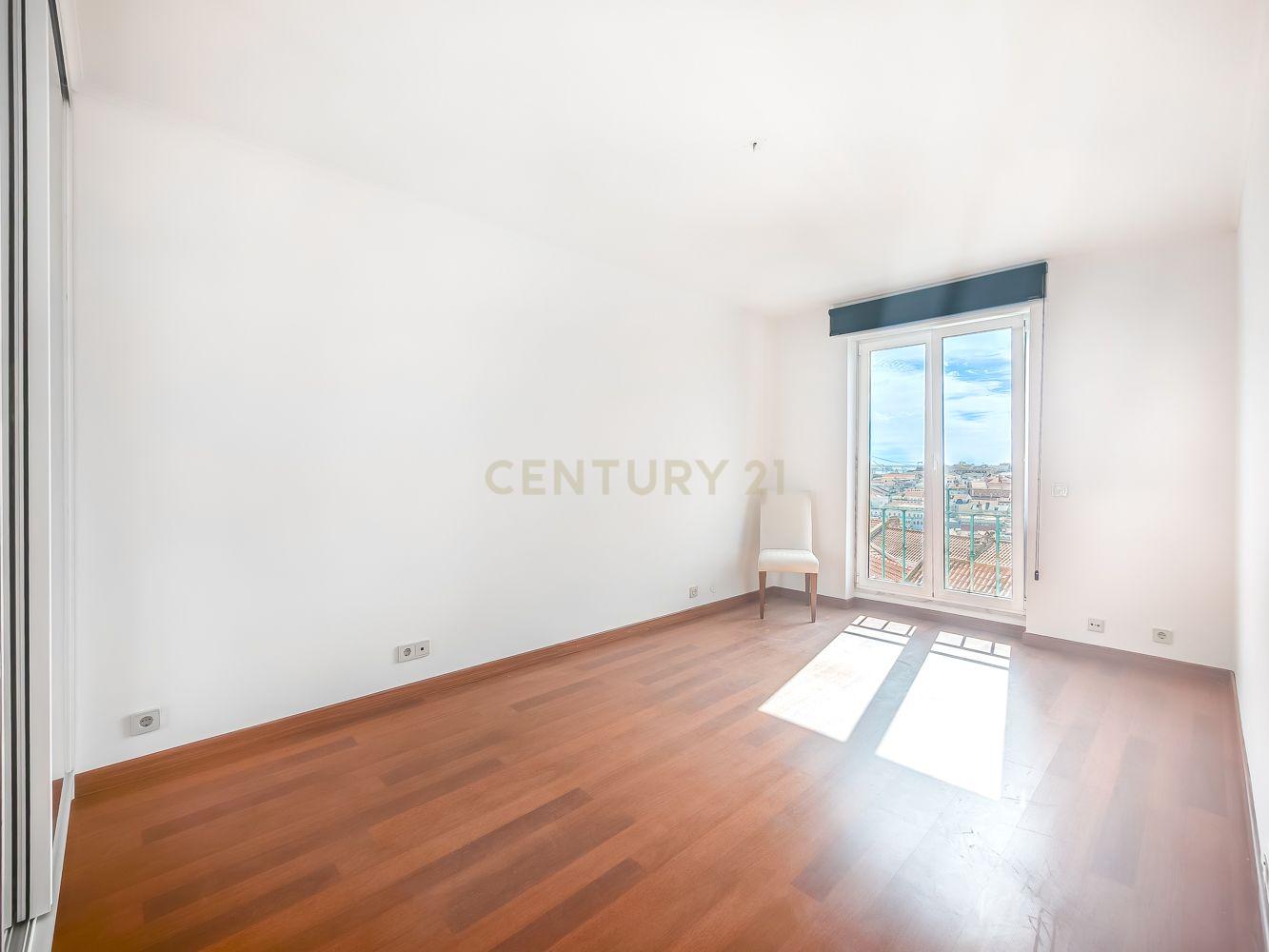 T2 Apartment in Costa do Castelo with Garage and Lift - image 16