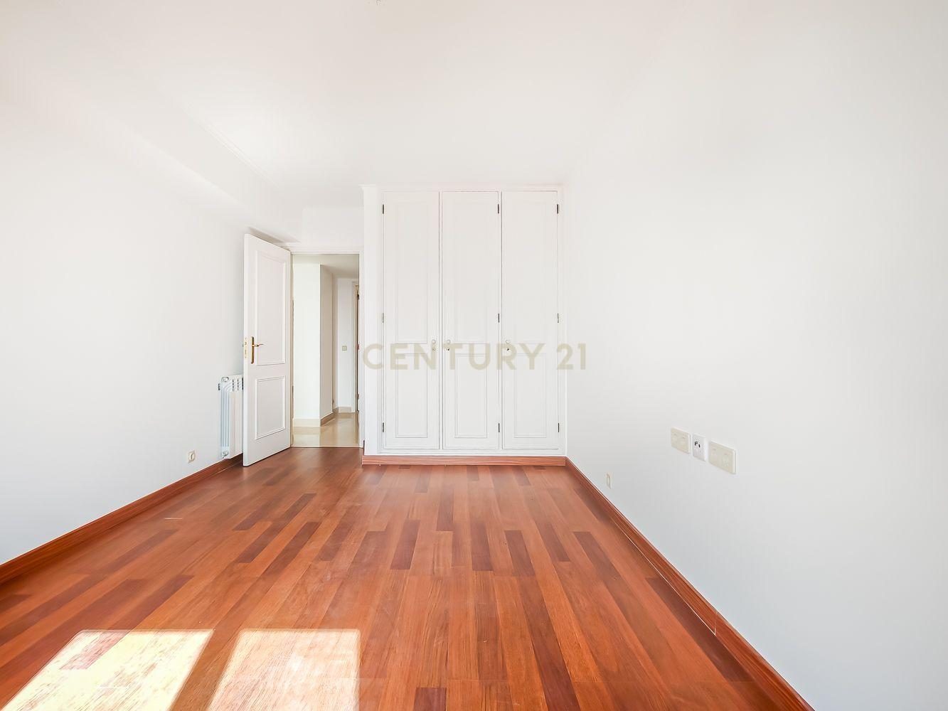 T2 Apartment in Costa do Castelo with Garage and Lift - image 17