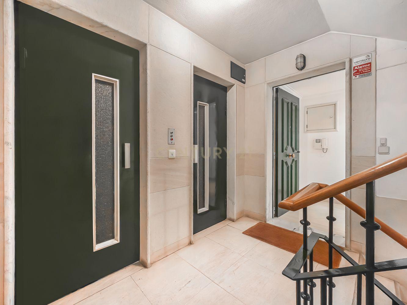 T2 Apartment in Costa do Castelo with Garage and Lift - image 18