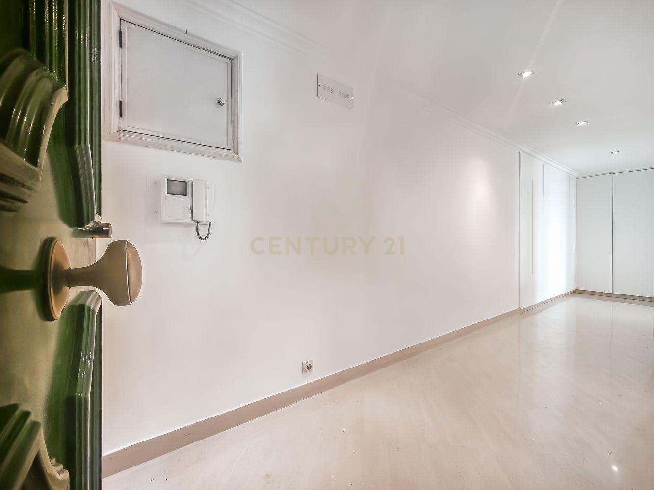 T2 Apartment in Costa do Castelo with Garage and Lift - image 21