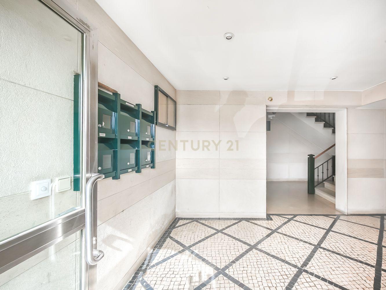 T2 Apartment in Costa do Castelo with Garage and Lift - image 22