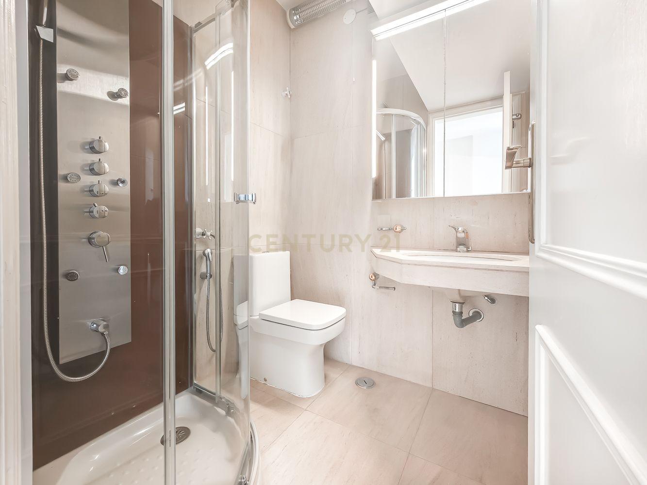 T2 Apartment in Costa do Castelo with Garage and Lift - image 25