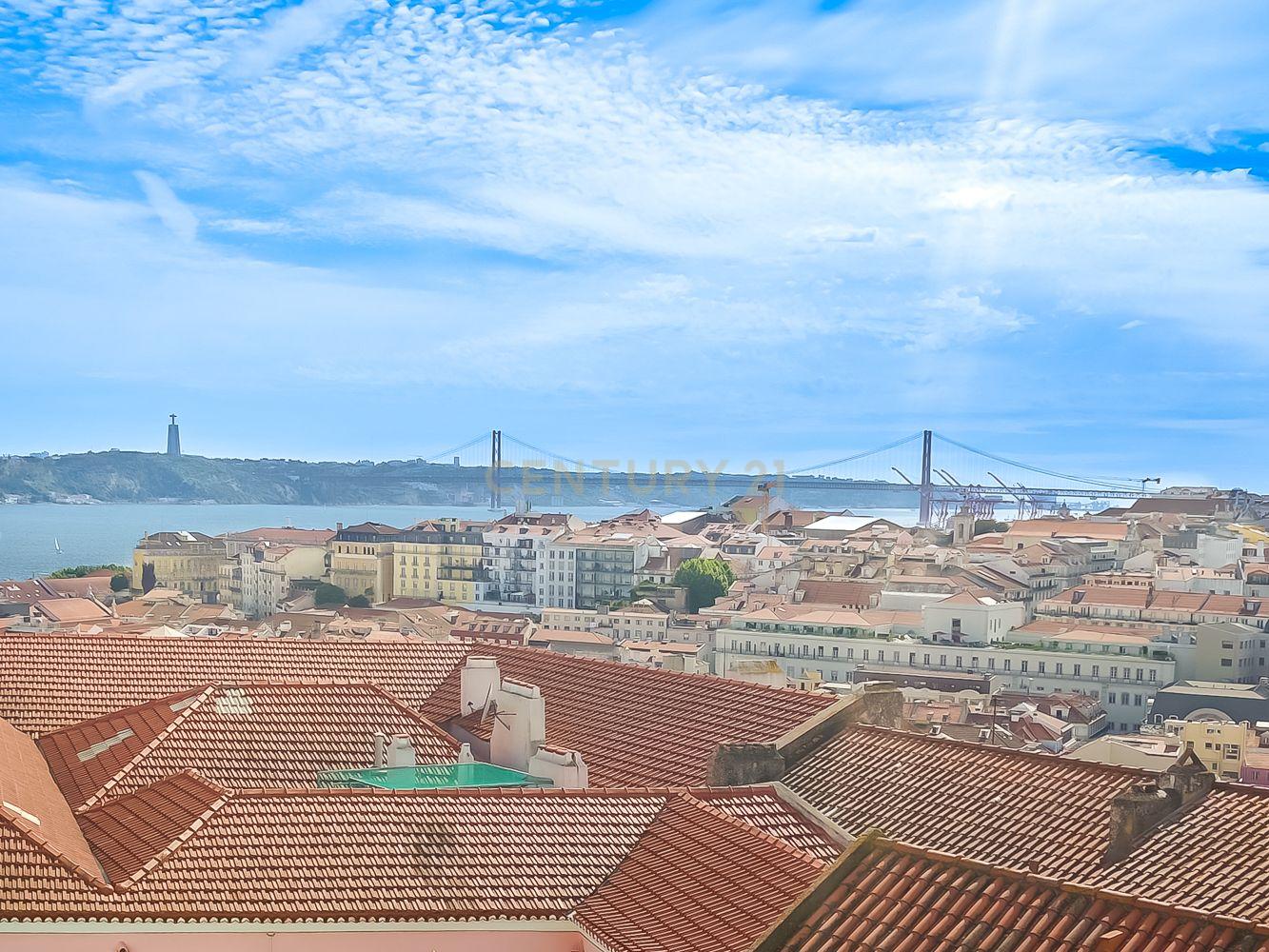 T2 Apartment in Costa do Castelo with Garage and Lift - image 26