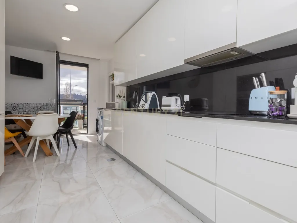 T2 Apartment in Santo António dos Olivais, Coimbra - image 09