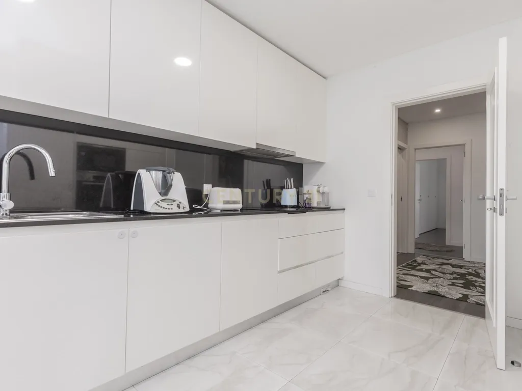 T2 Apartment in Santo António dos Olivais, Coimbra - image 10