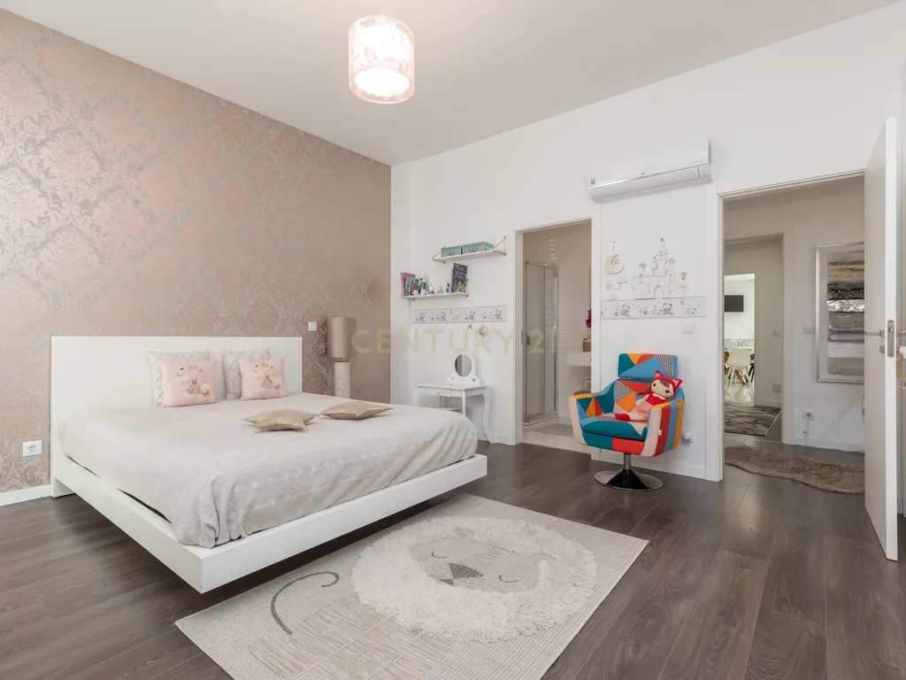 T2 Apartment in Santo António dos Olivais, Coimbra - image 13