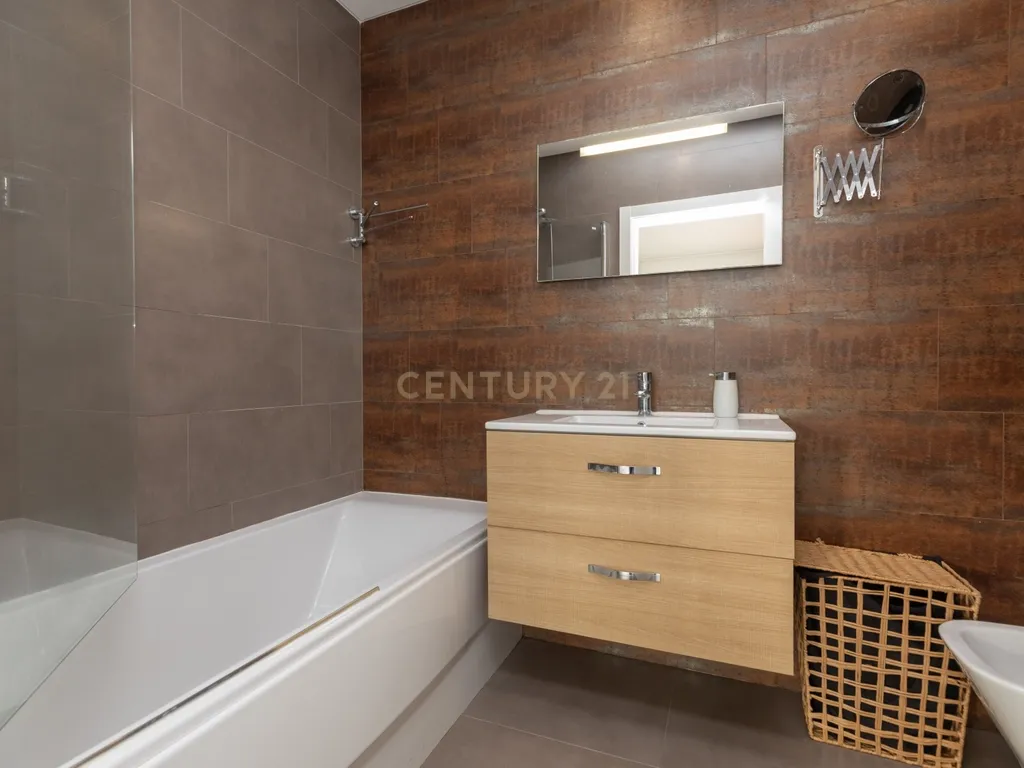 T2 Apartment in Santo António dos Olivais, Coimbra - image 16