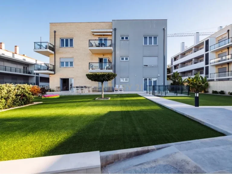 T3 Apartment in Parceiros e Azoia, Leiria - image 01
