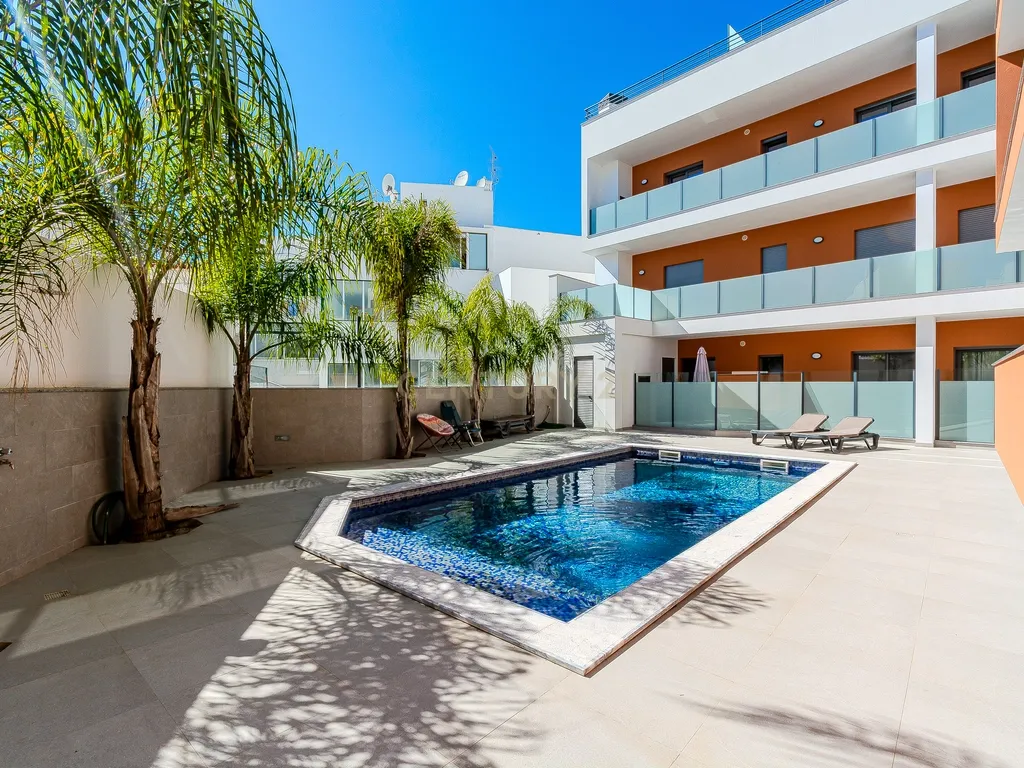 High-Quality T3 Apartment with Garage and Pool - image 02