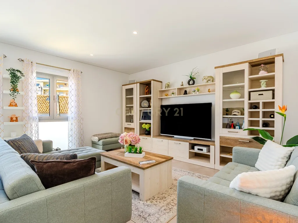 High-Quality T3 Apartment with Garage and Pool - image 09