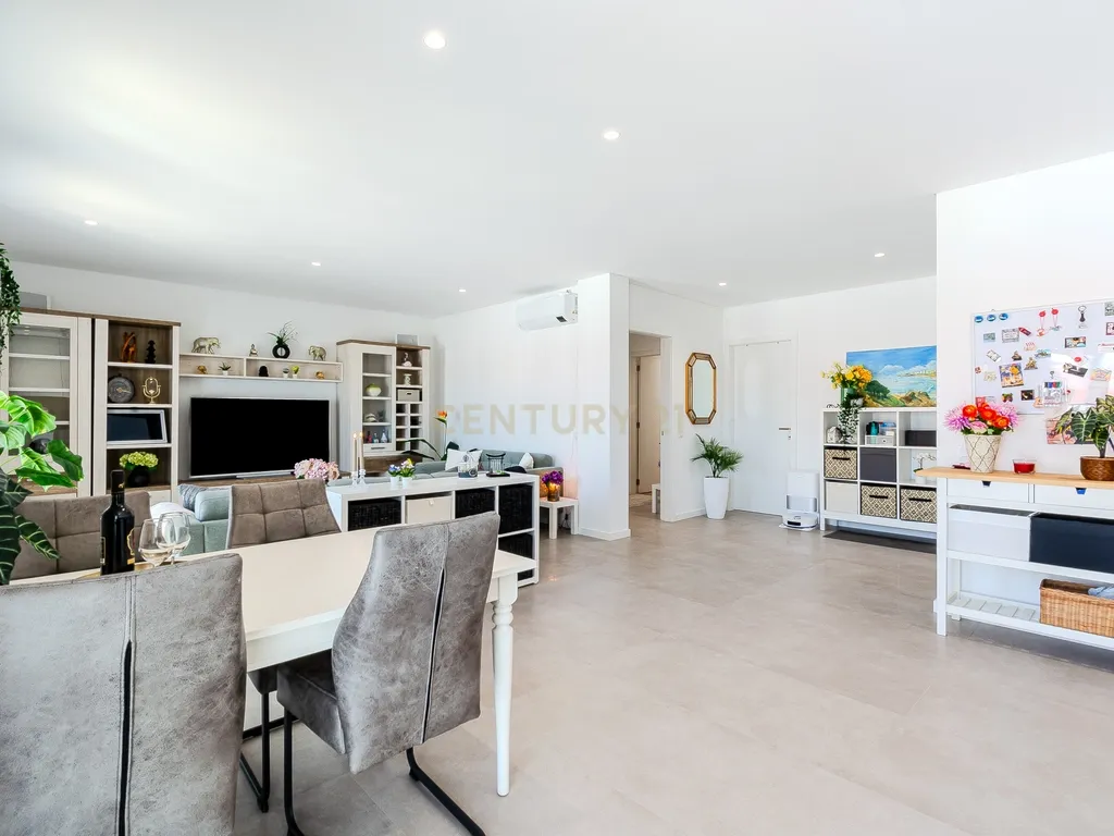 High-Quality T3 Apartment with Garage and Pool - image 11