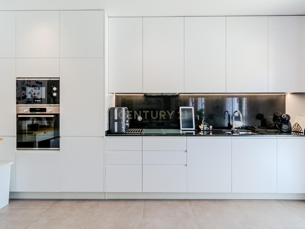 High-Quality T3 Apartment with Garage and Pool - image 12