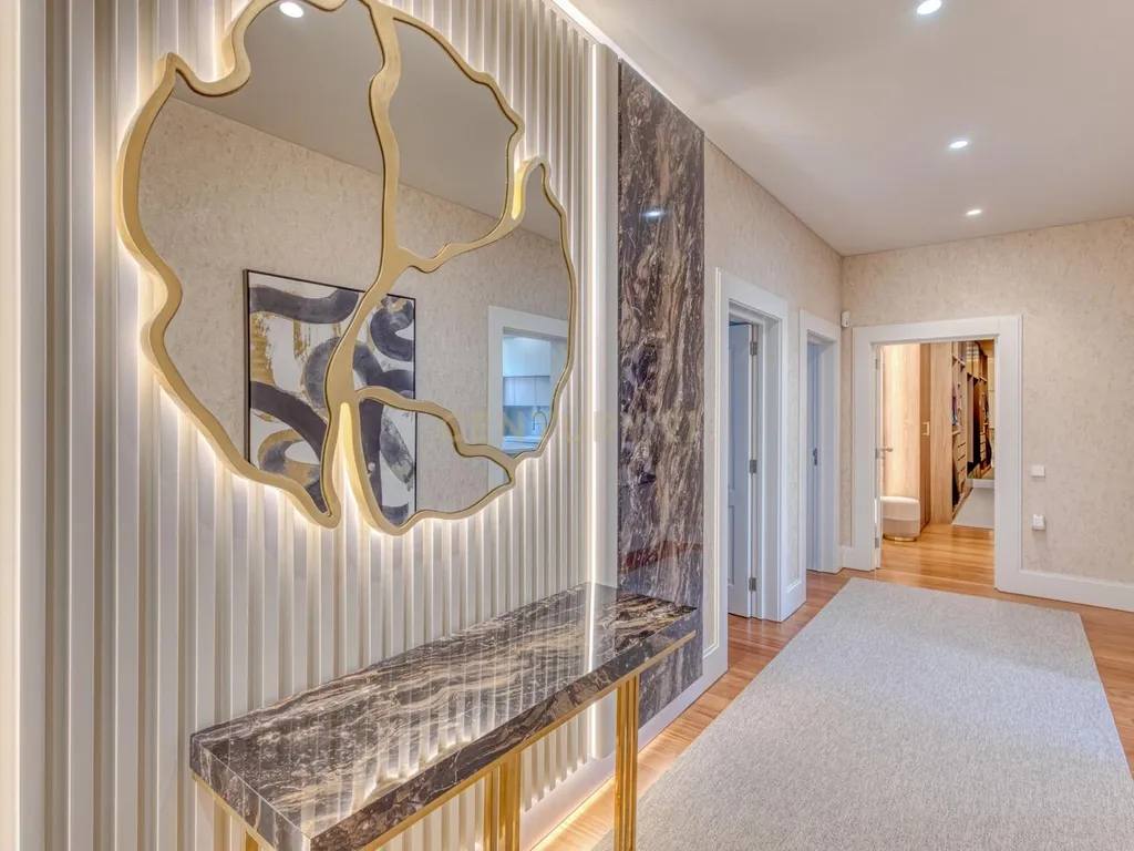 T4 Duplex Apartment in Bonfim, Porto - image 11