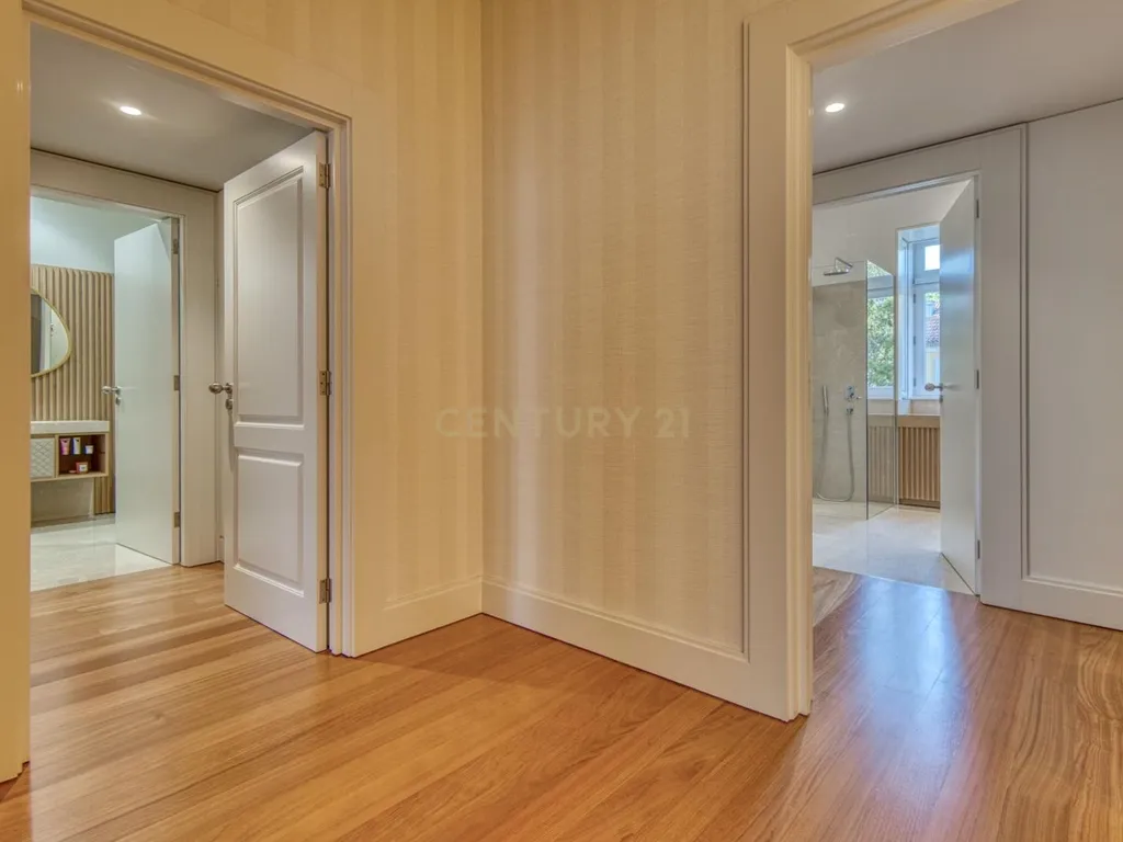 T4 Duplex Apartment in Bonfim, Porto - image 12