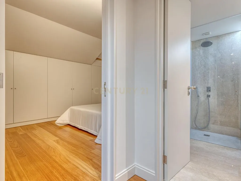 T4 Duplex Apartment in Bonfim, Porto - image 47