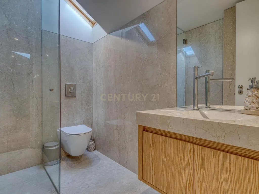 T4 Duplex Apartment in Bonfim, Porto - image 48