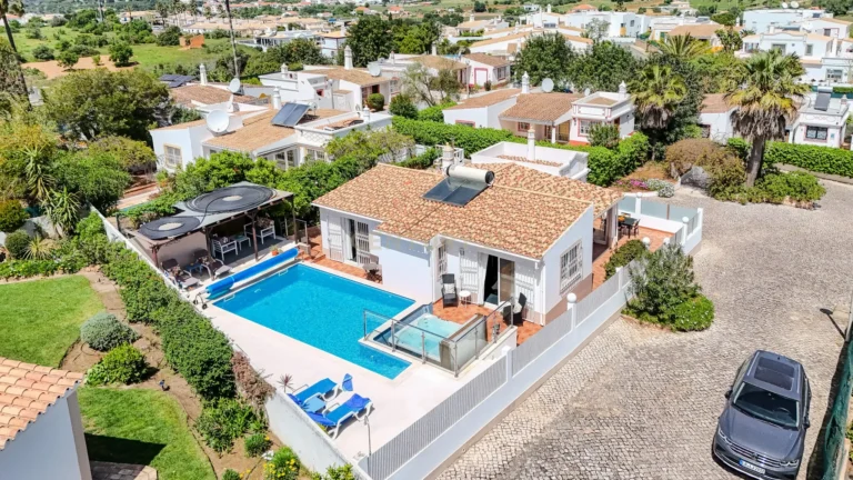 T2 Villa with Heated Pool and Jacuzzi in Quinta dos Alamos, Guia - image 01